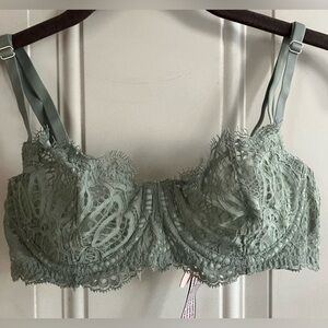 Victoria’s Secret Pale Sage Lace Bra with Scalloped Detailing - size 32C